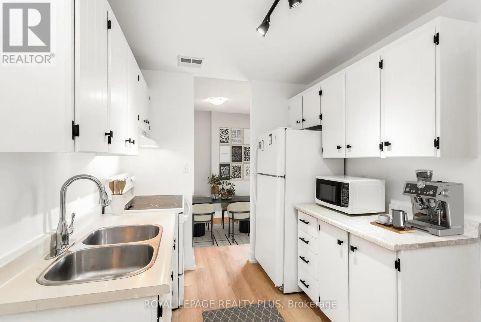 301 - 3025 THE CREDIT WOODLANDS