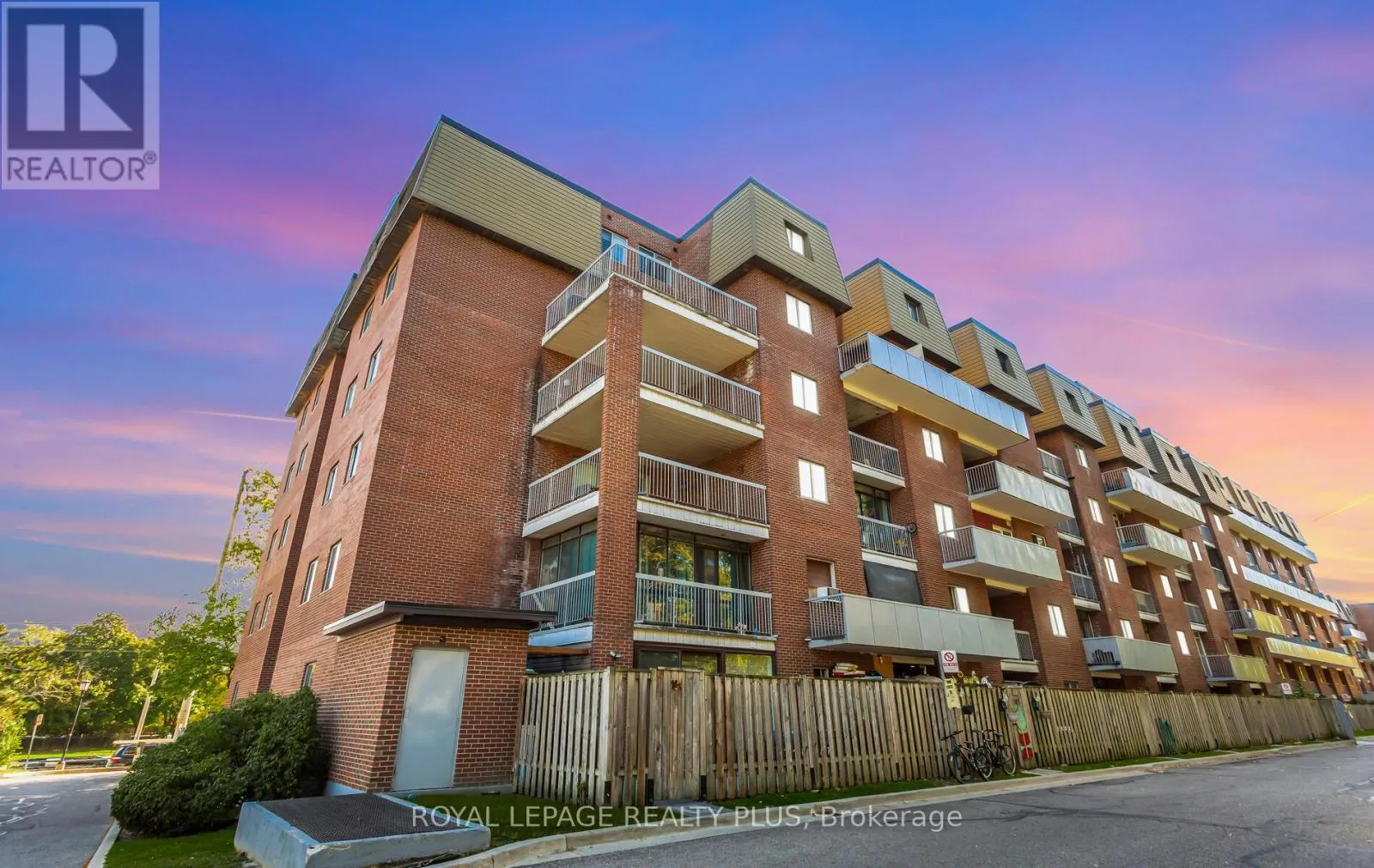 301 - 3025 THE CREDIT WOODLANDS