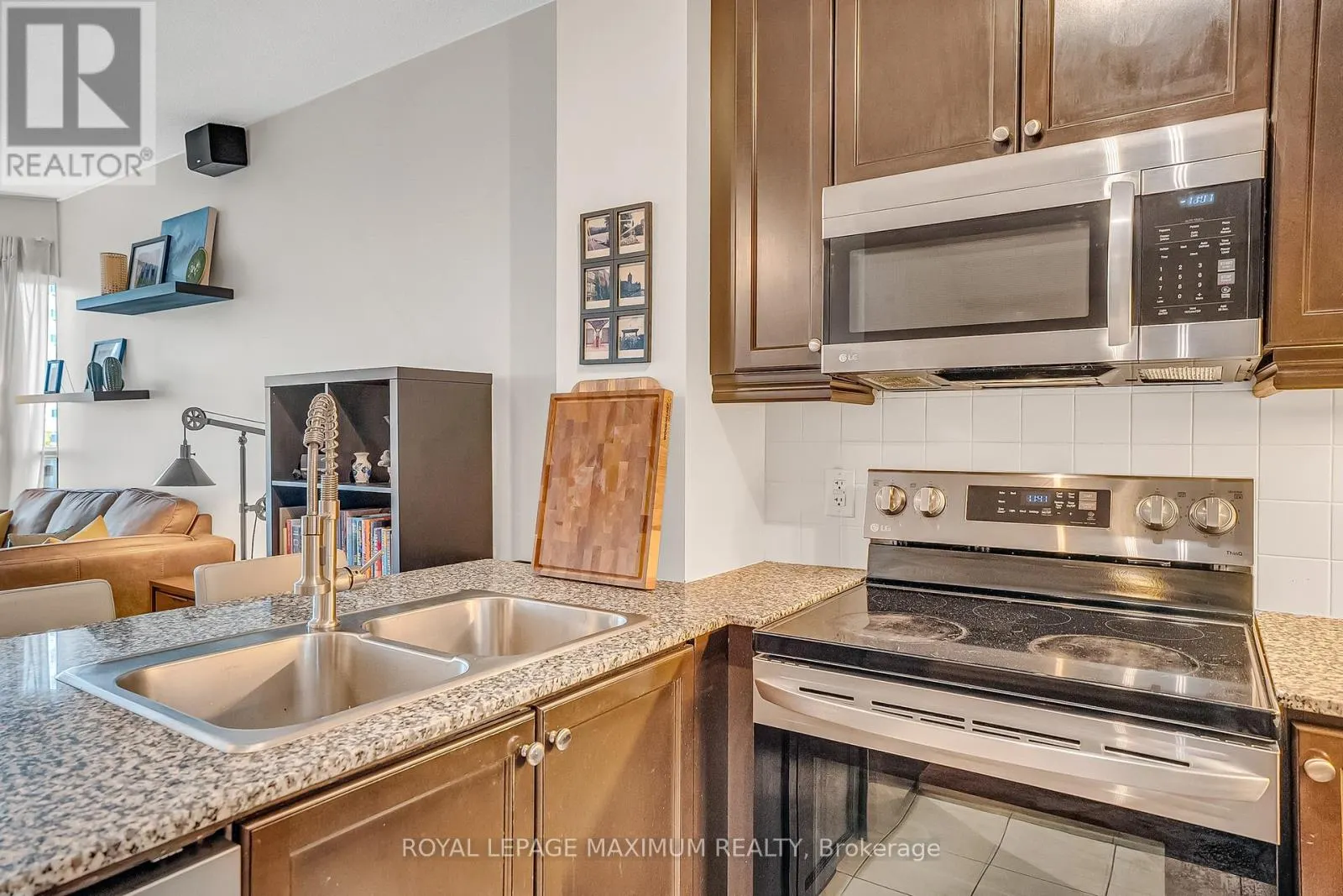 407 - 60 ABSOLUTE AVENUE