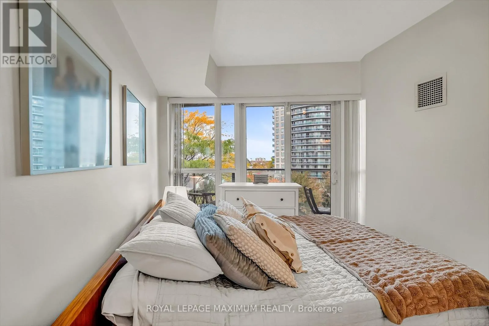 407 - 60 ABSOLUTE AVENUE