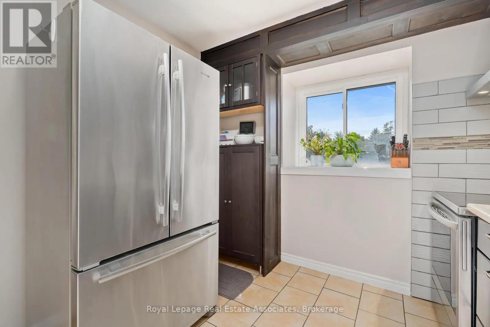 2 MOREGATE CRESCENT