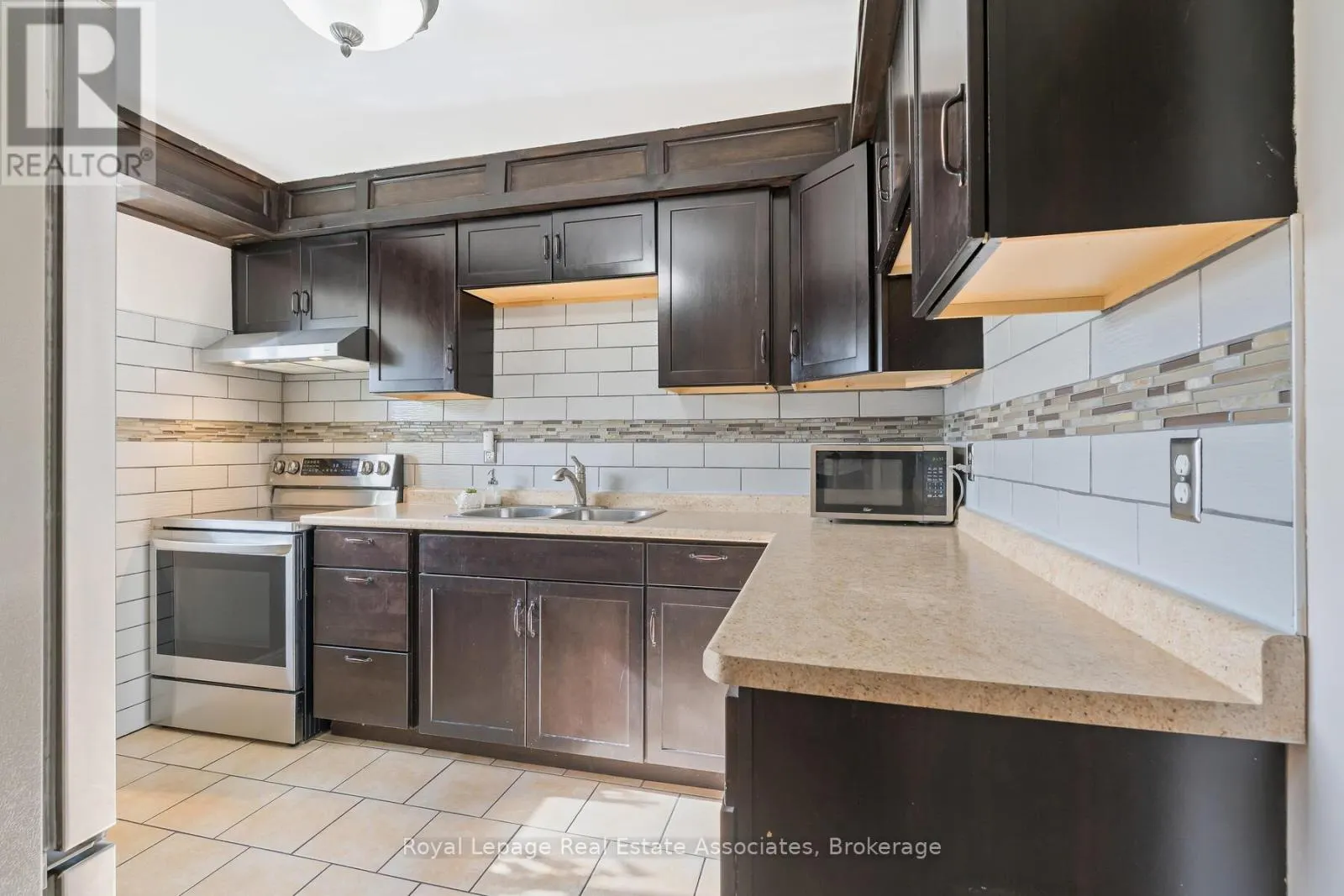 2 MOREGATE CRESCENT