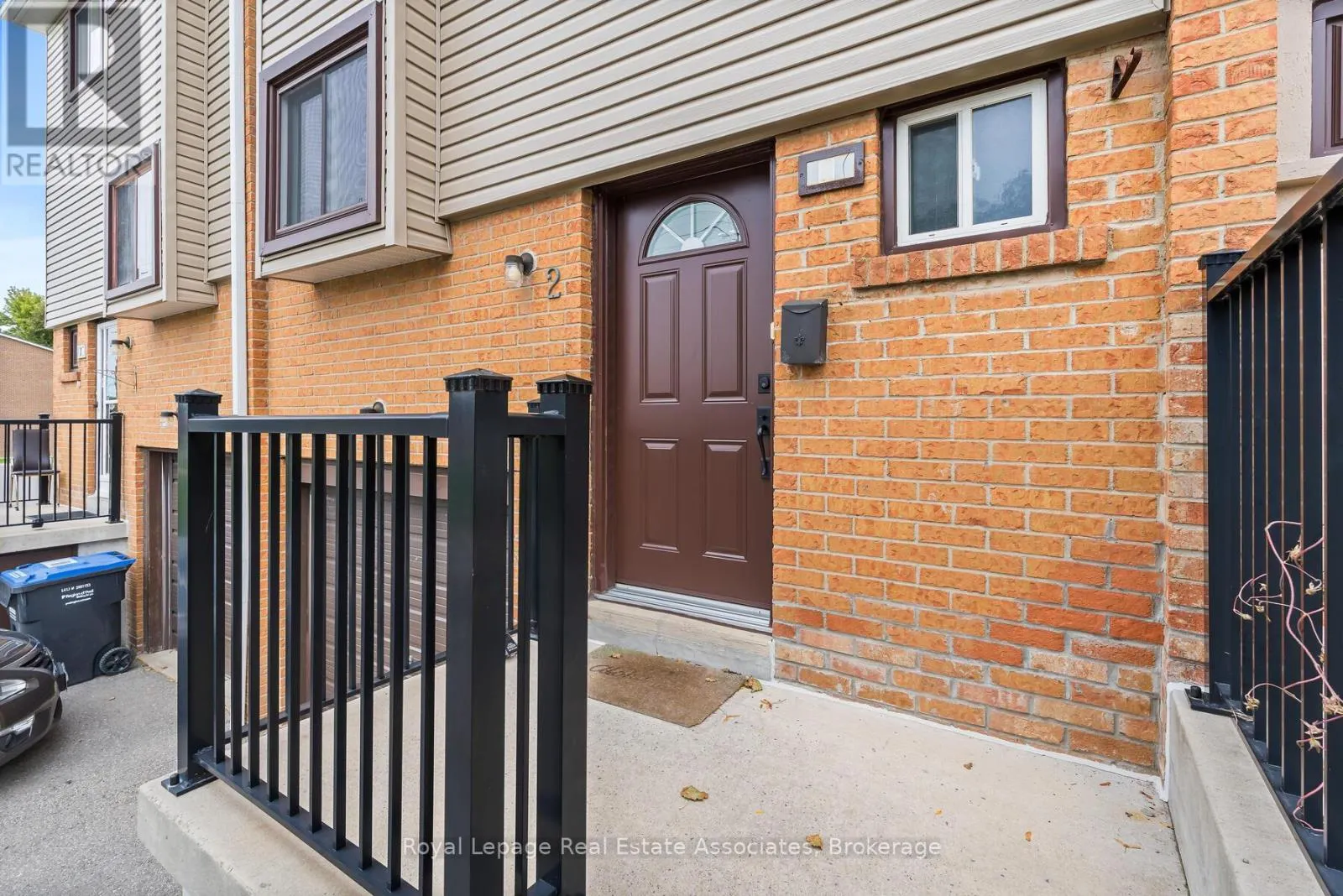 2 MOREGATE CRESCENT