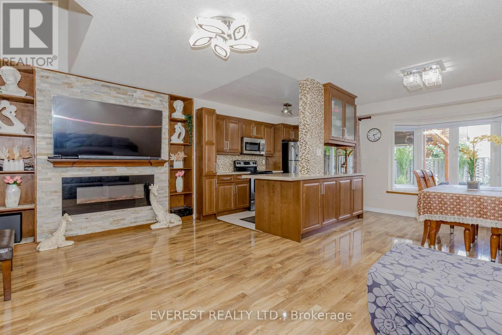 7688 BLACK WALNUT TRAIL