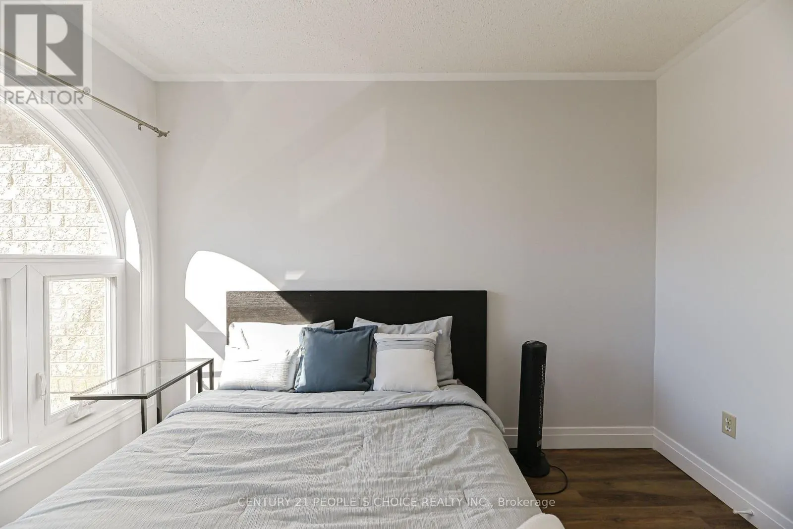 116 GOLDENLIGHT CIRCLE