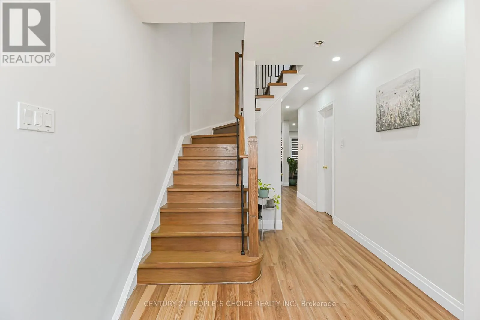 116 GOLDENLIGHT CIRCLE