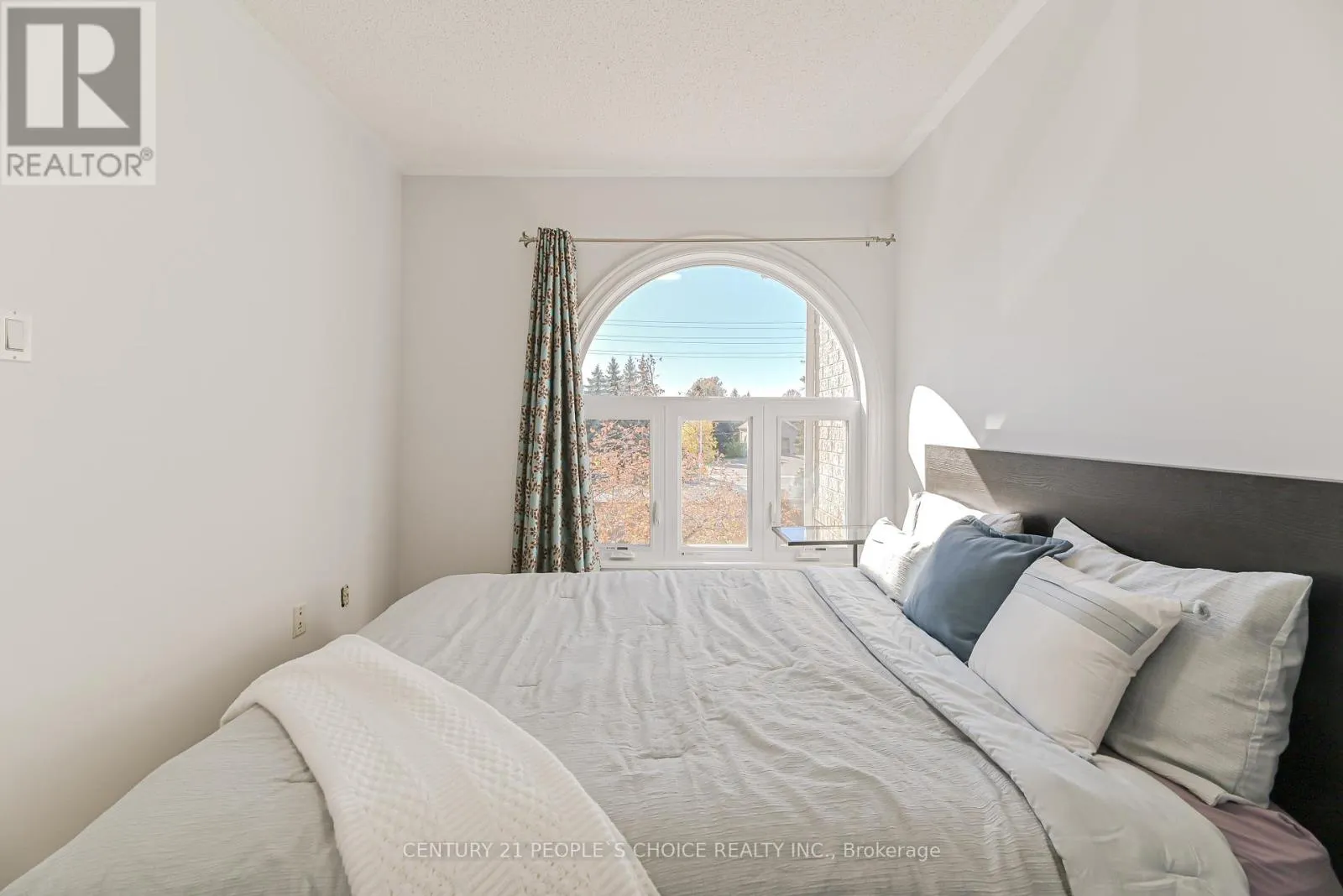 116 GOLDENLIGHT CIRCLE