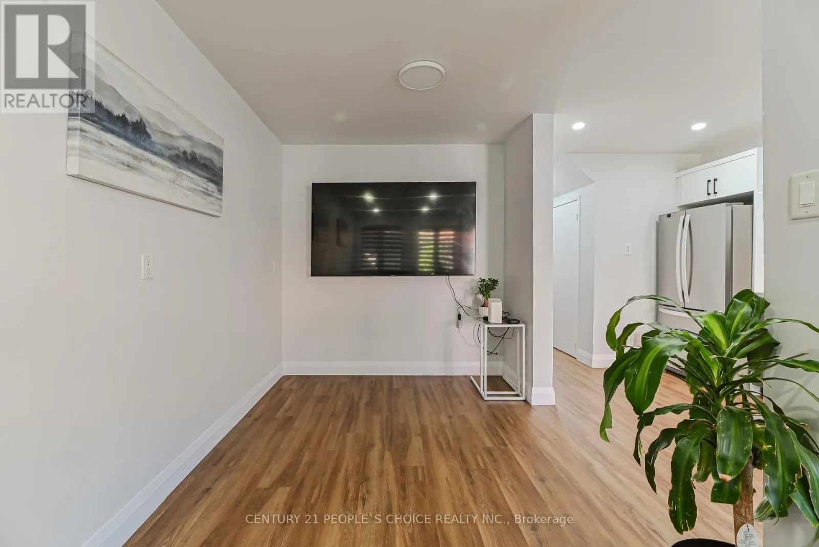 116 GOLDENLIGHT CIRCLE