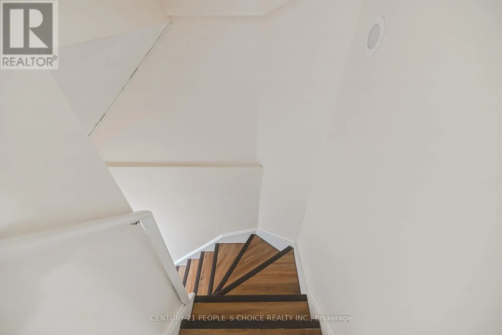116 GOLDENLIGHT CIRCLE