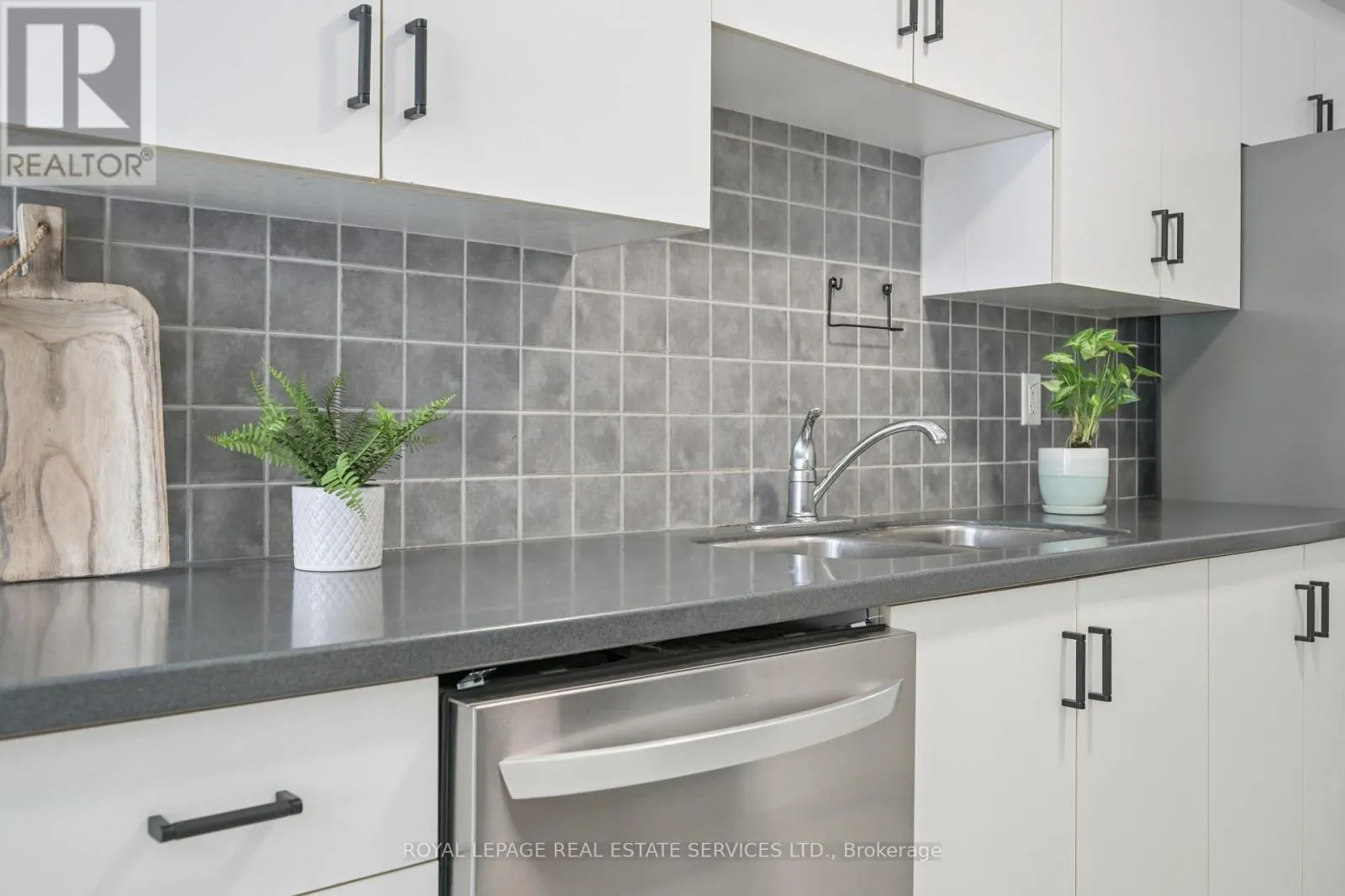 1233 HEDGESTONE CRESCENT