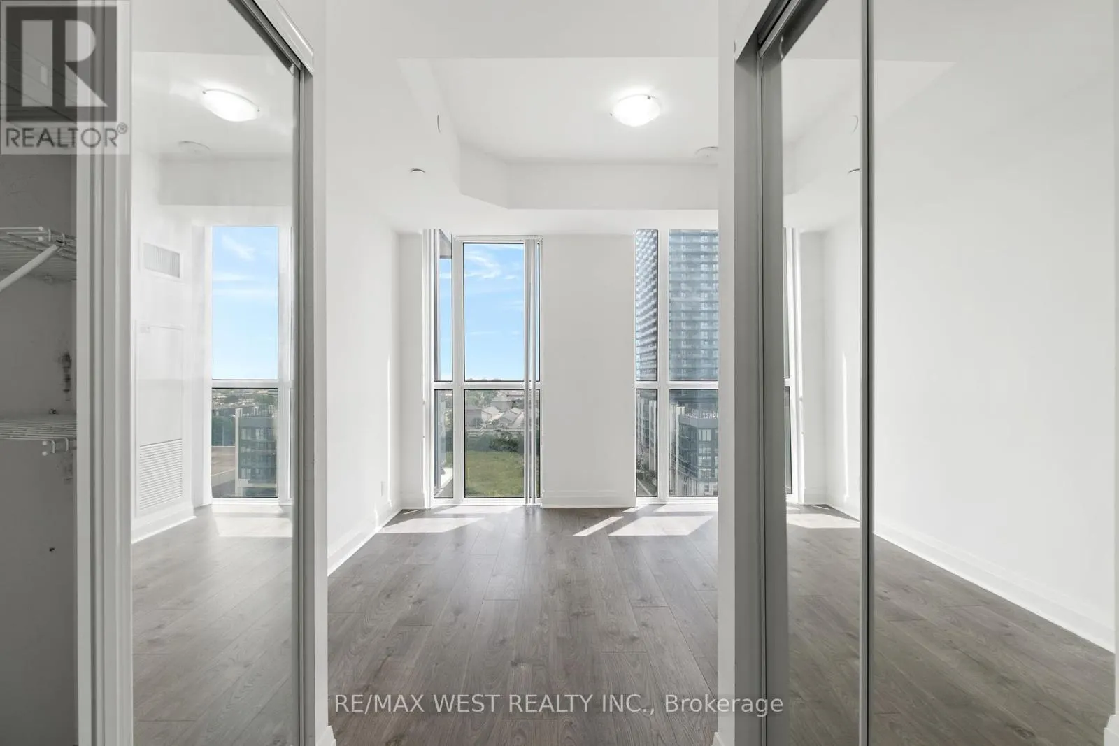 907 - 15 ZORRA STREET