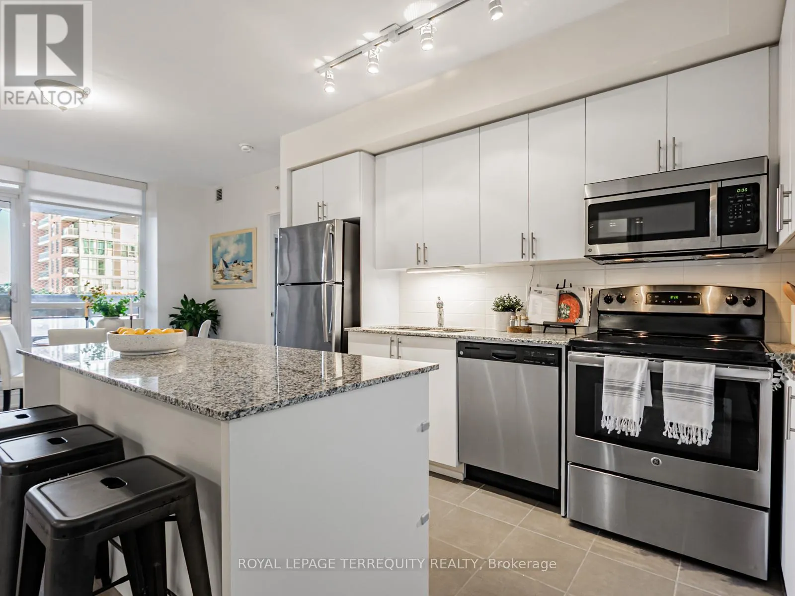 626 - 830 LAWRENCE AVENUE W