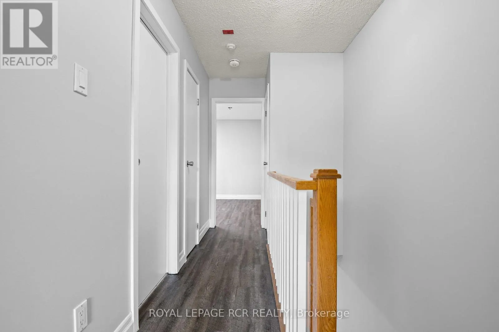 4 - 56 QUEEN STREET N