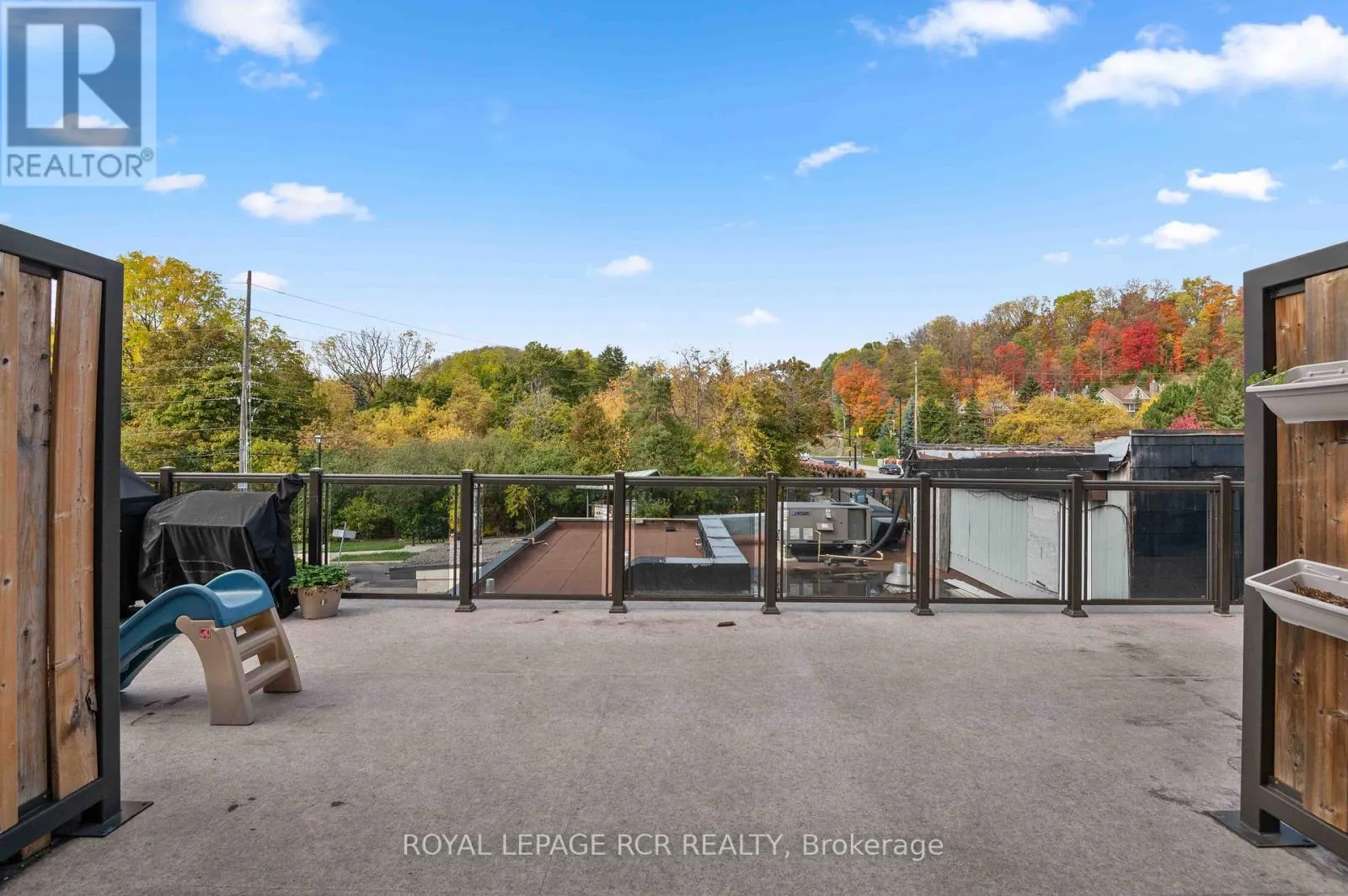 4 - 56 QUEEN STREET N
