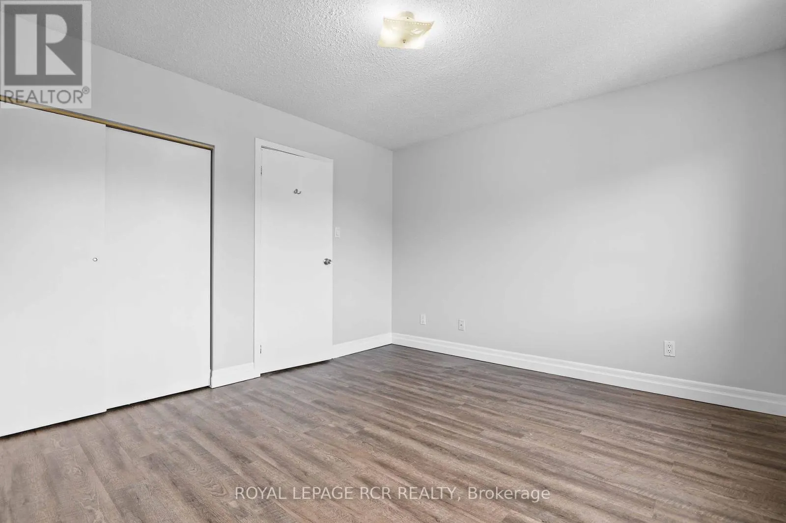 4 - 56 QUEEN STREET N