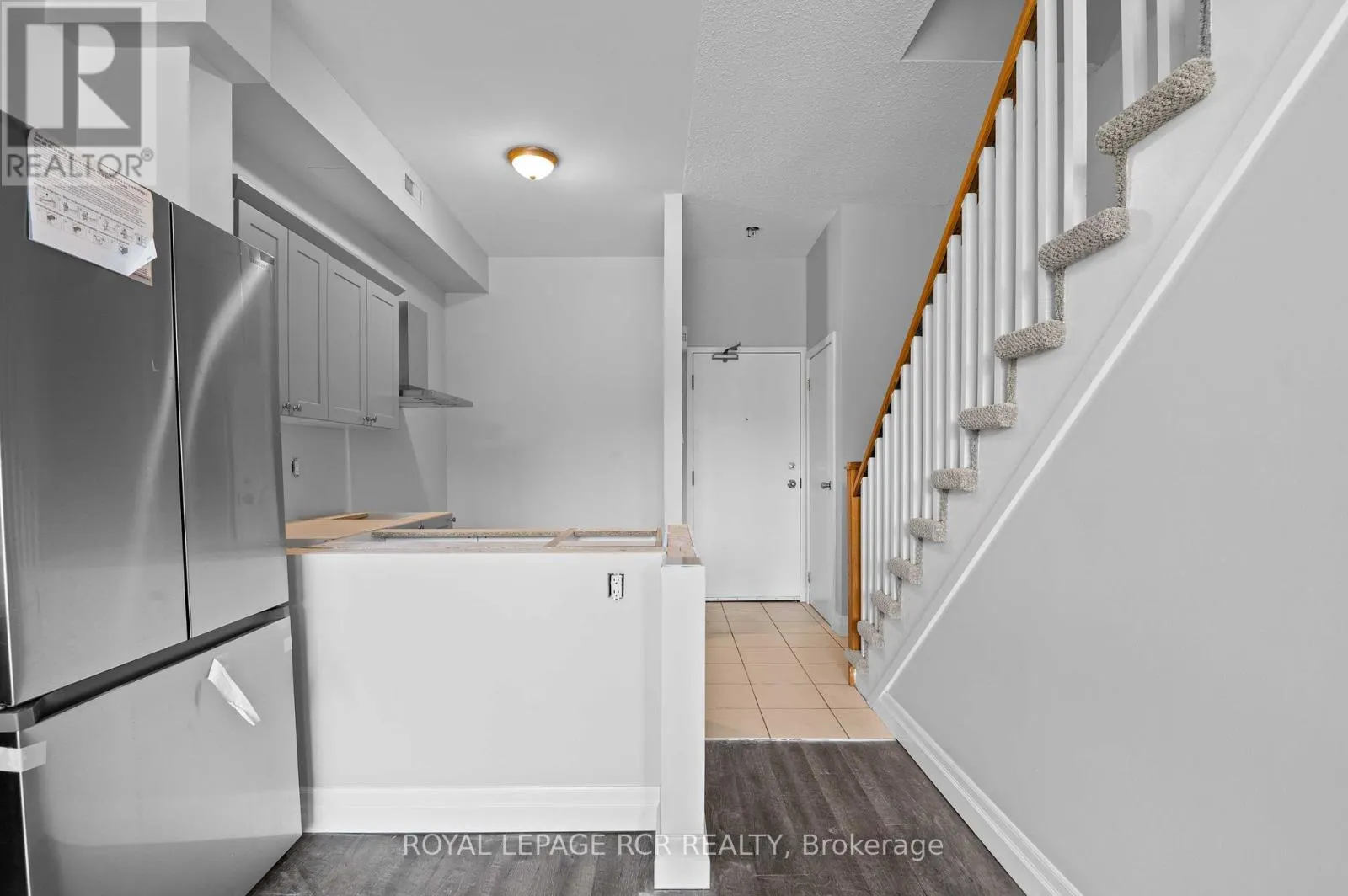4 - 56 QUEEN STREET N