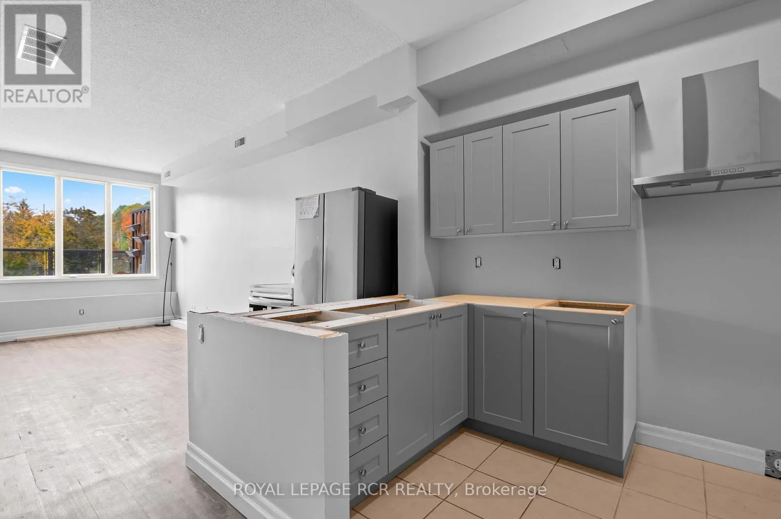 4 - 56 QUEEN STREET N
