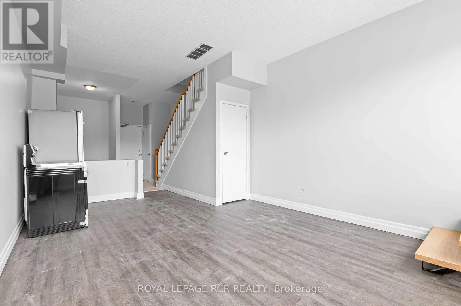 4 - 56 QUEEN STREET N