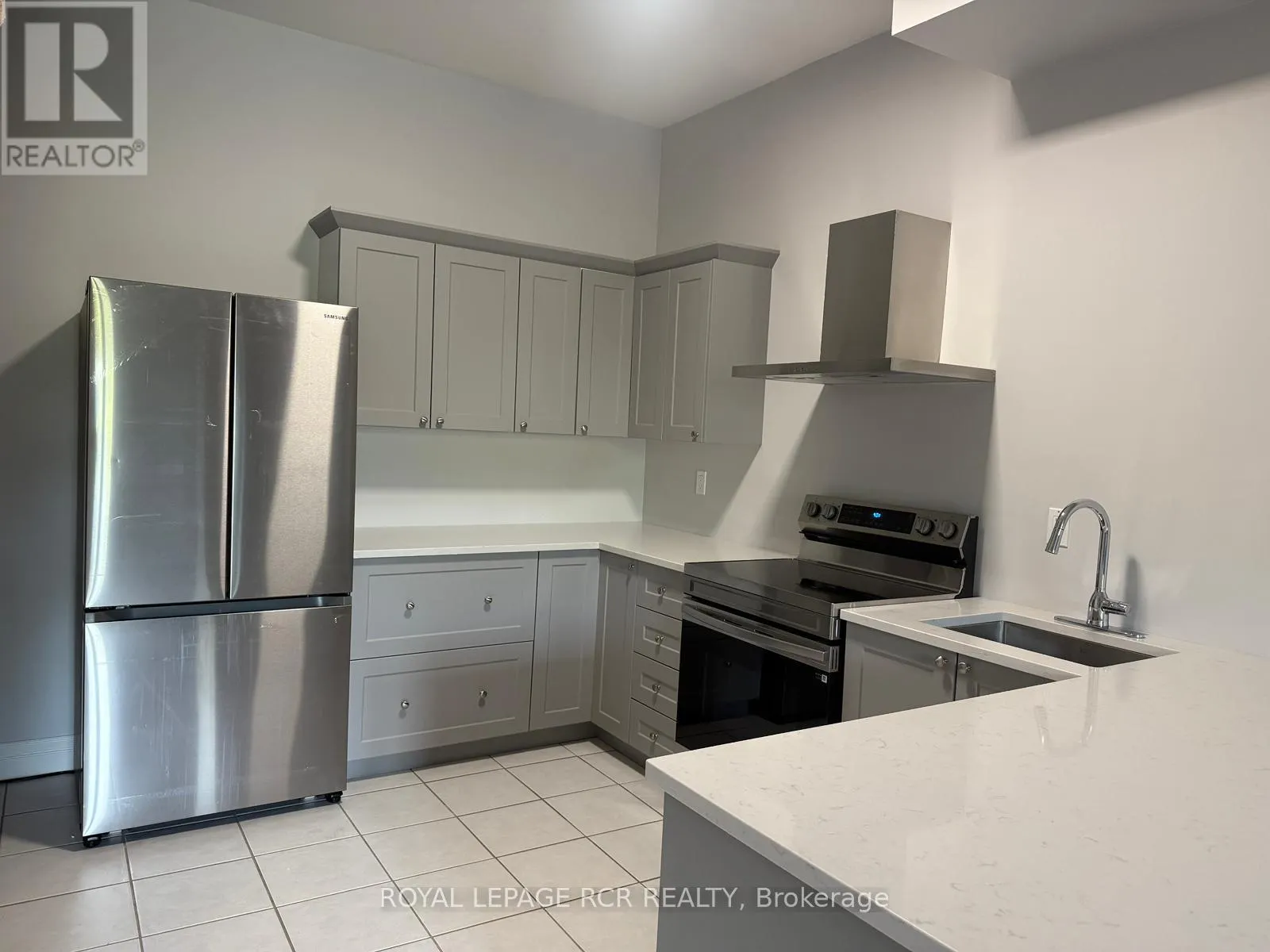 4 - 56 QUEEN STREET N