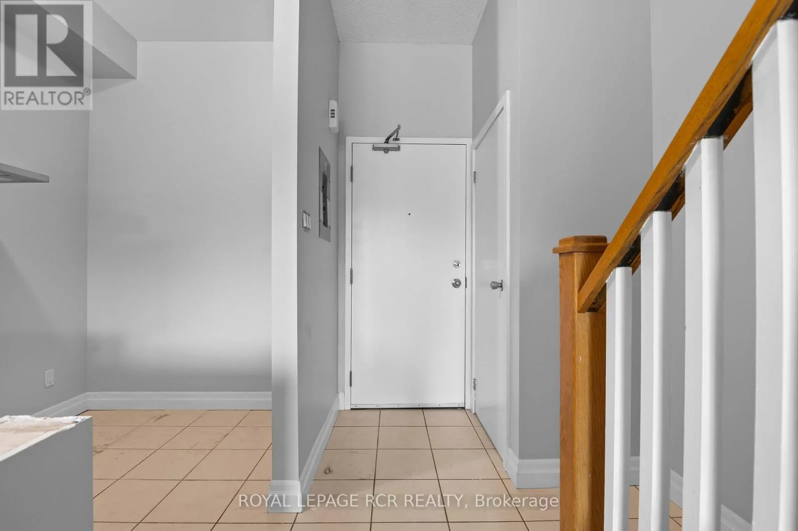 4 - 56 QUEEN STREET N
