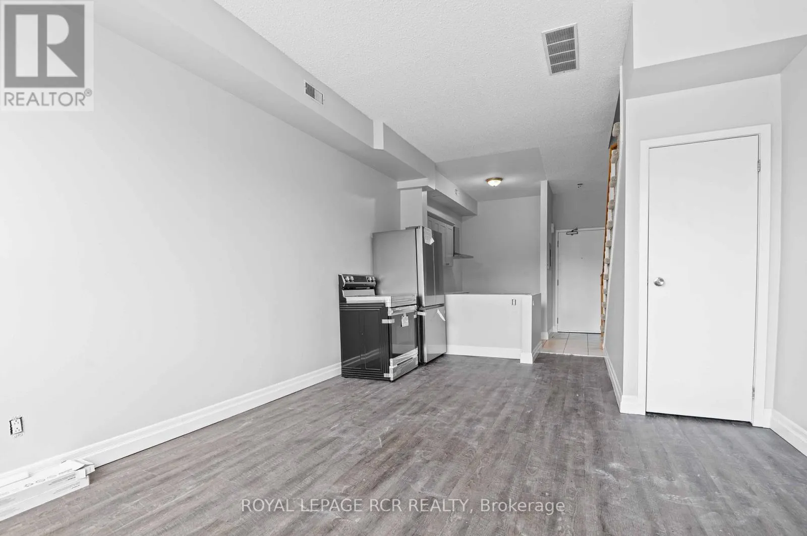 4 - 56 QUEEN STREET N