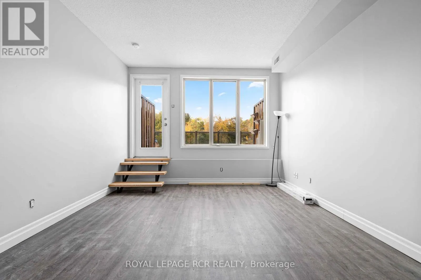 4 - 56 QUEEN STREET N