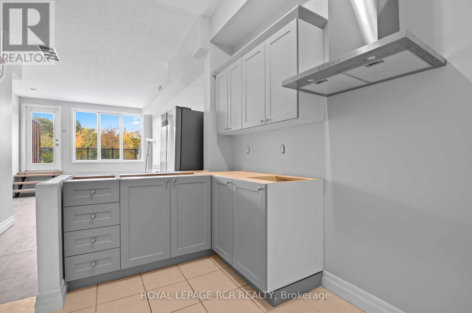 4 - 56 QUEEN STREET N