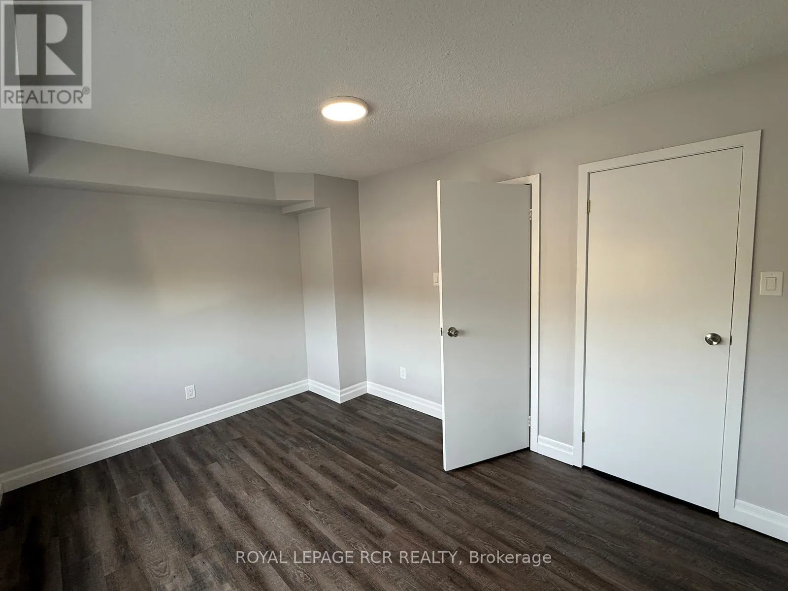 4 - 56 QUEEN STREET N