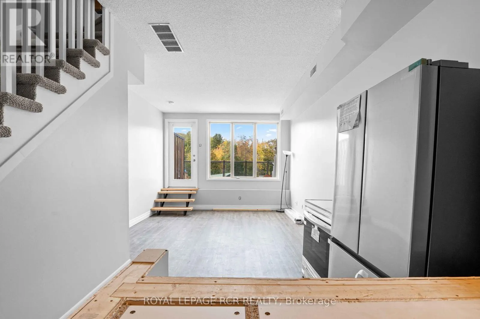 4 - 56 QUEEN STREET N