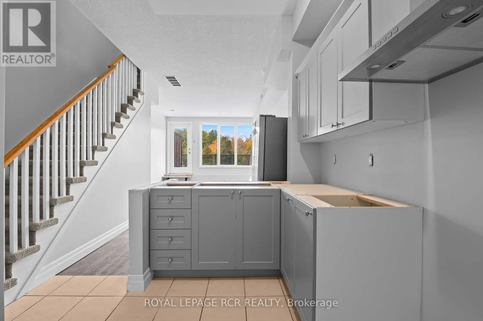 4 - 56 QUEEN STREET N