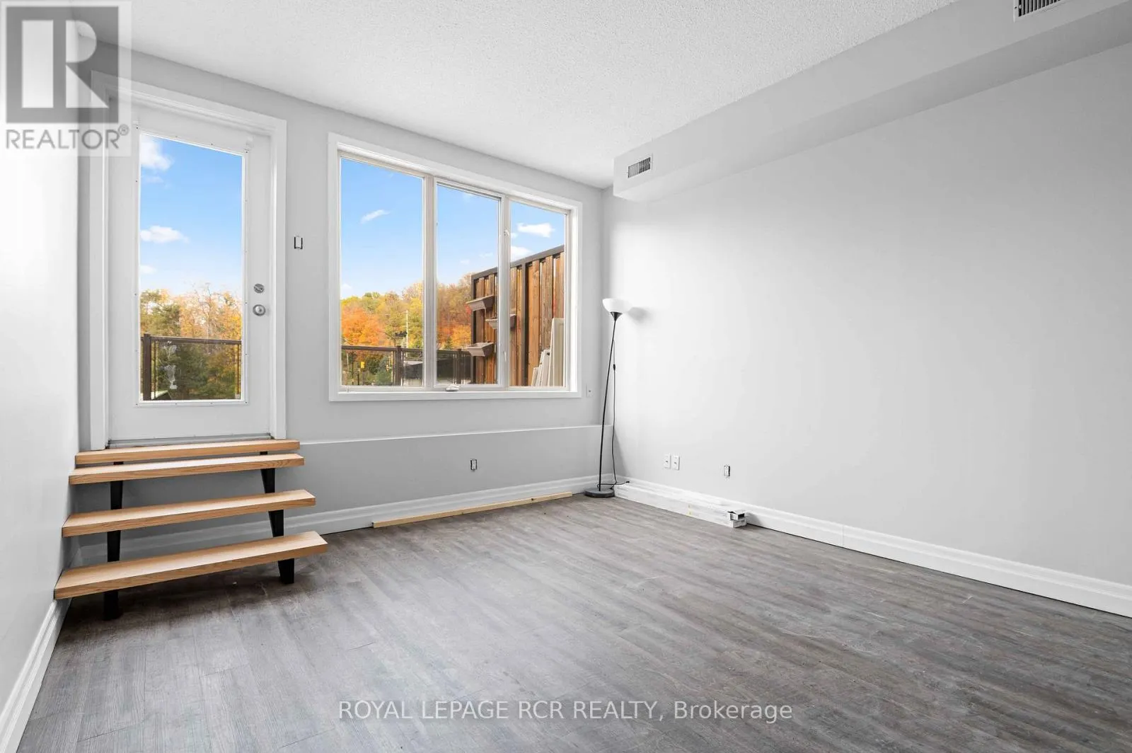 4 - 56 QUEEN STREET N