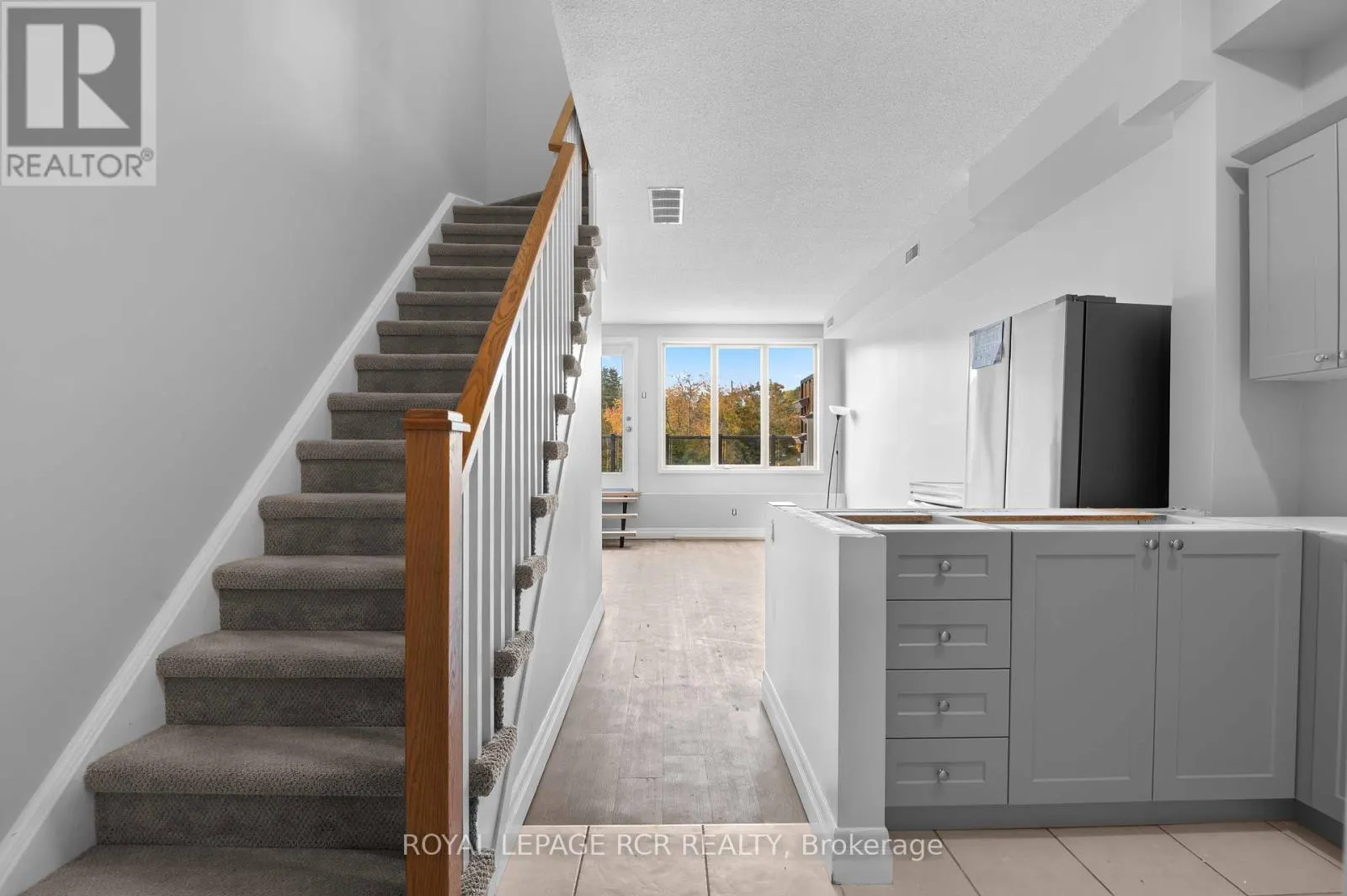 4 - 56 QUEEN STREET N