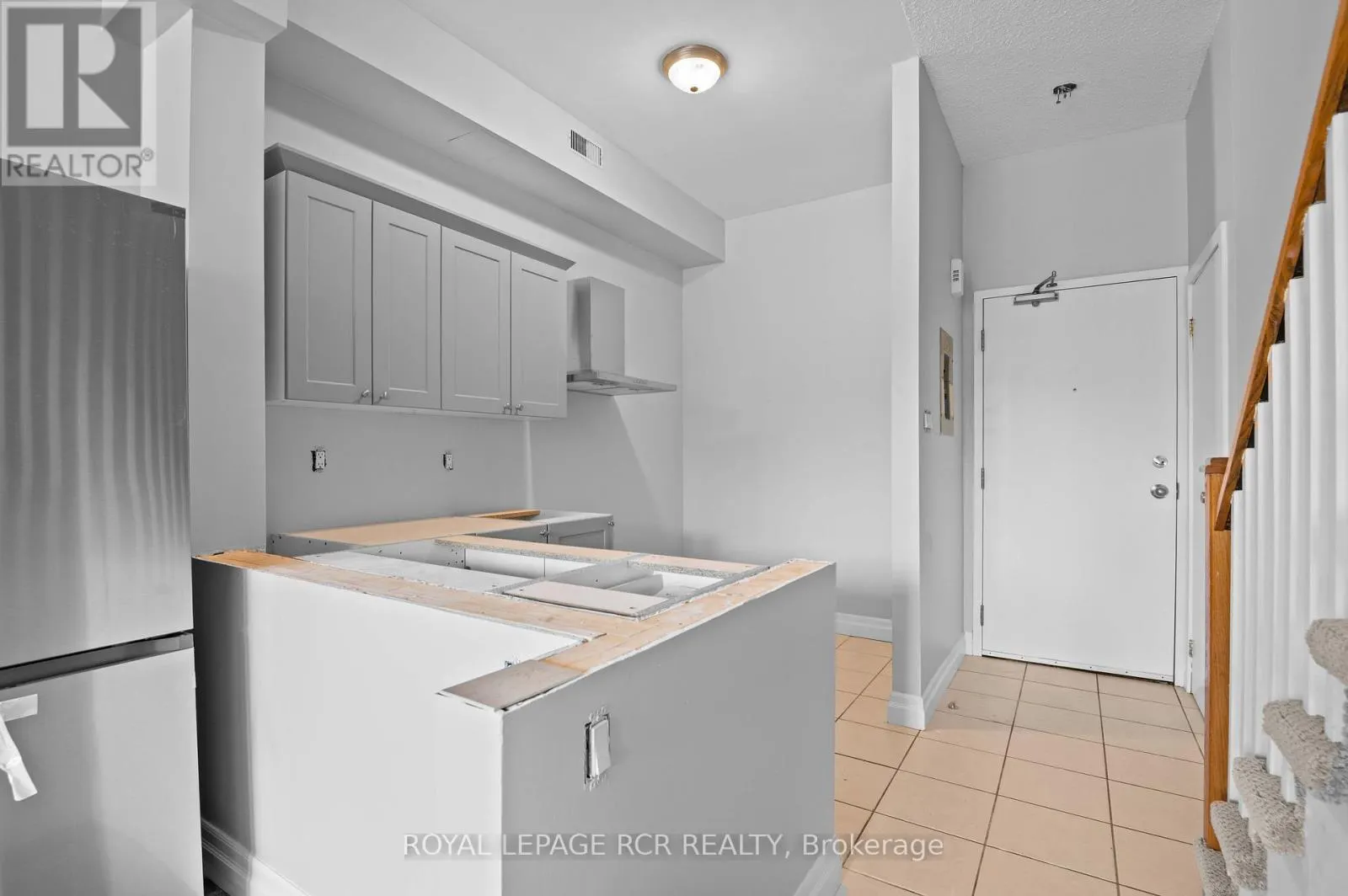 4 - 56 QUEEN STREET N