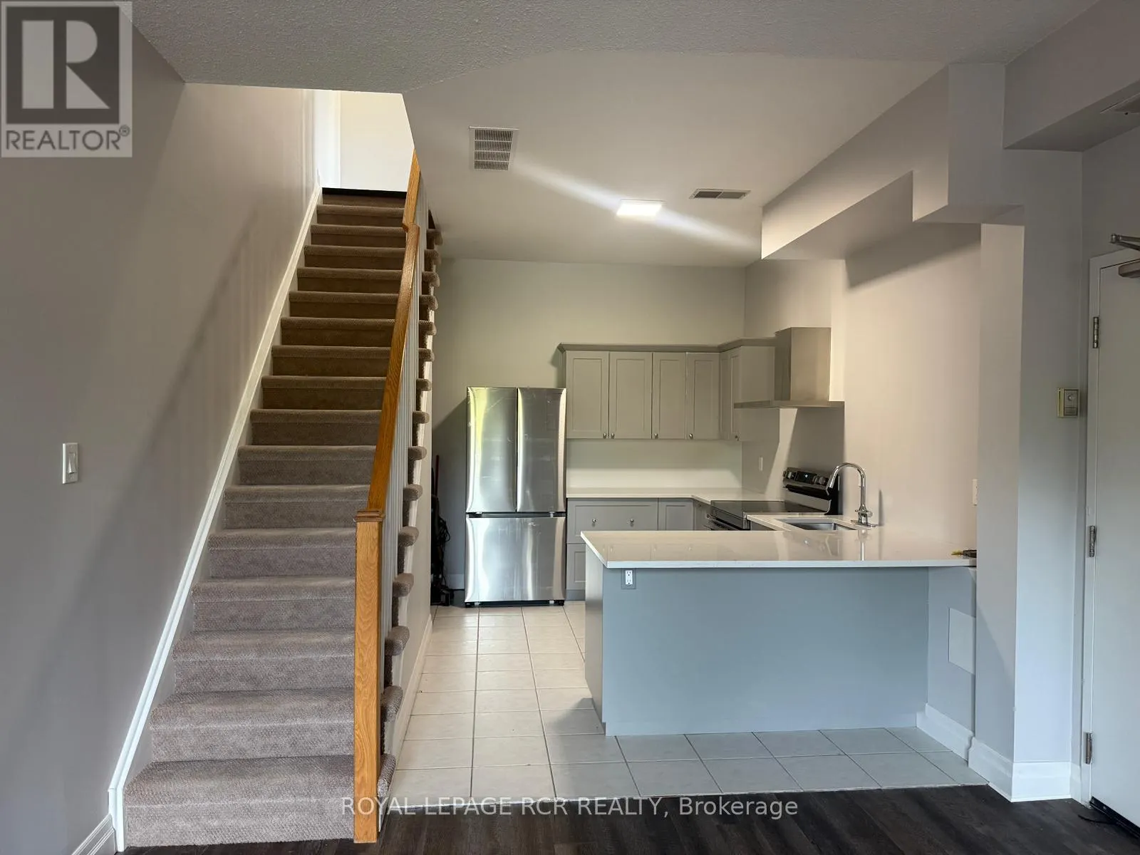 4 - 56 QUEEN STREET N