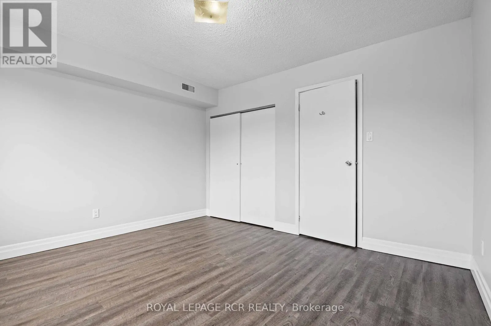 4 - 56 QUEEN STREET N