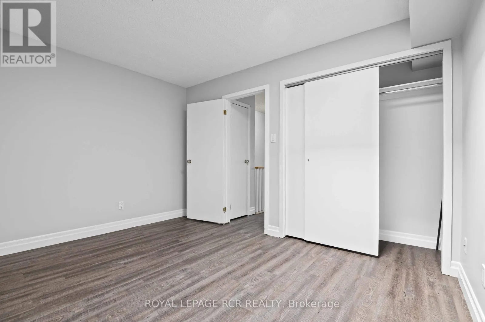 4 - 56 QUEEN STREET N