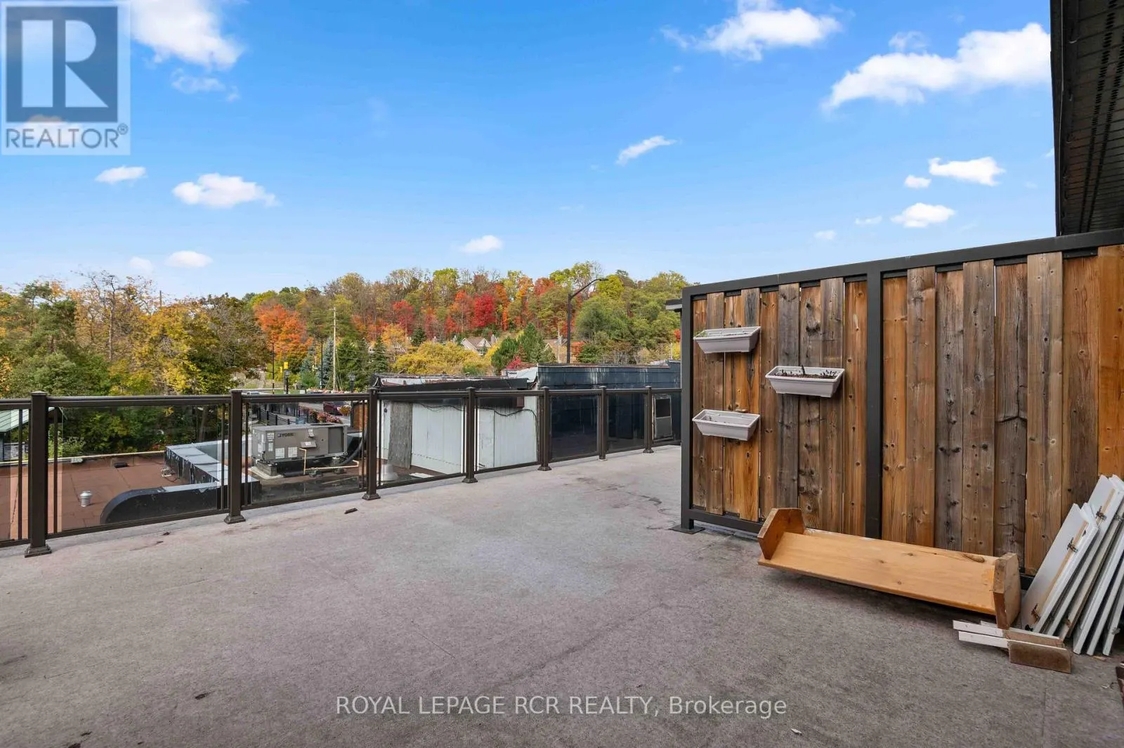 4 - 56 QUEEN STREET N