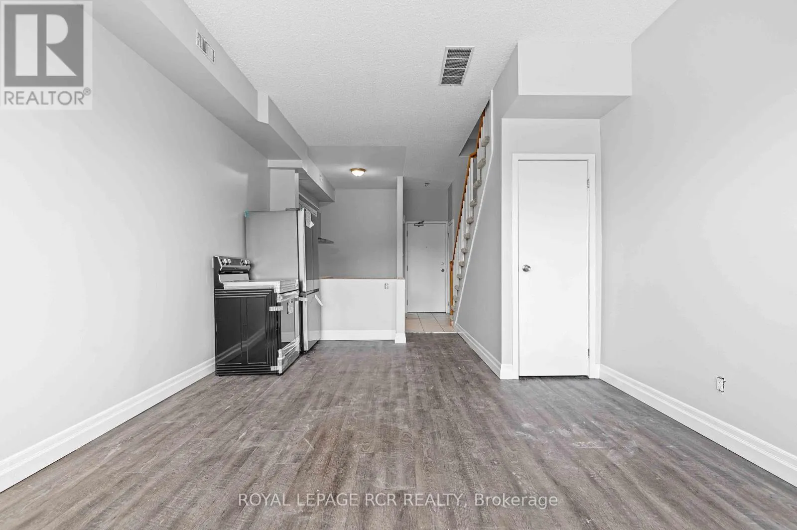 4 - 56 QUEEN STREET N