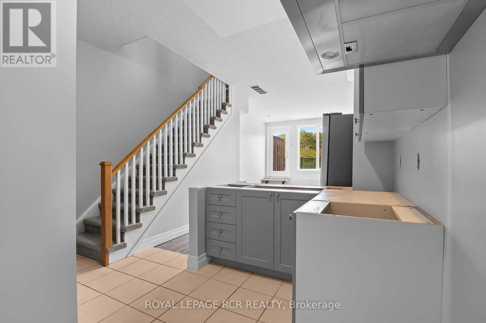 4 - 56 QUEEN STREET N