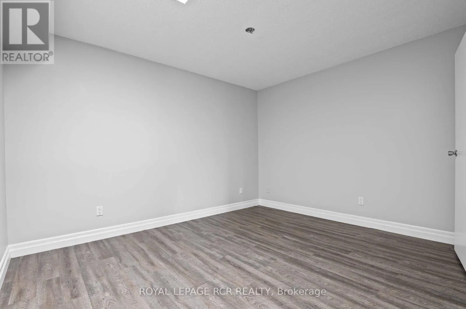 4 - 56 QUEEN STREET N
