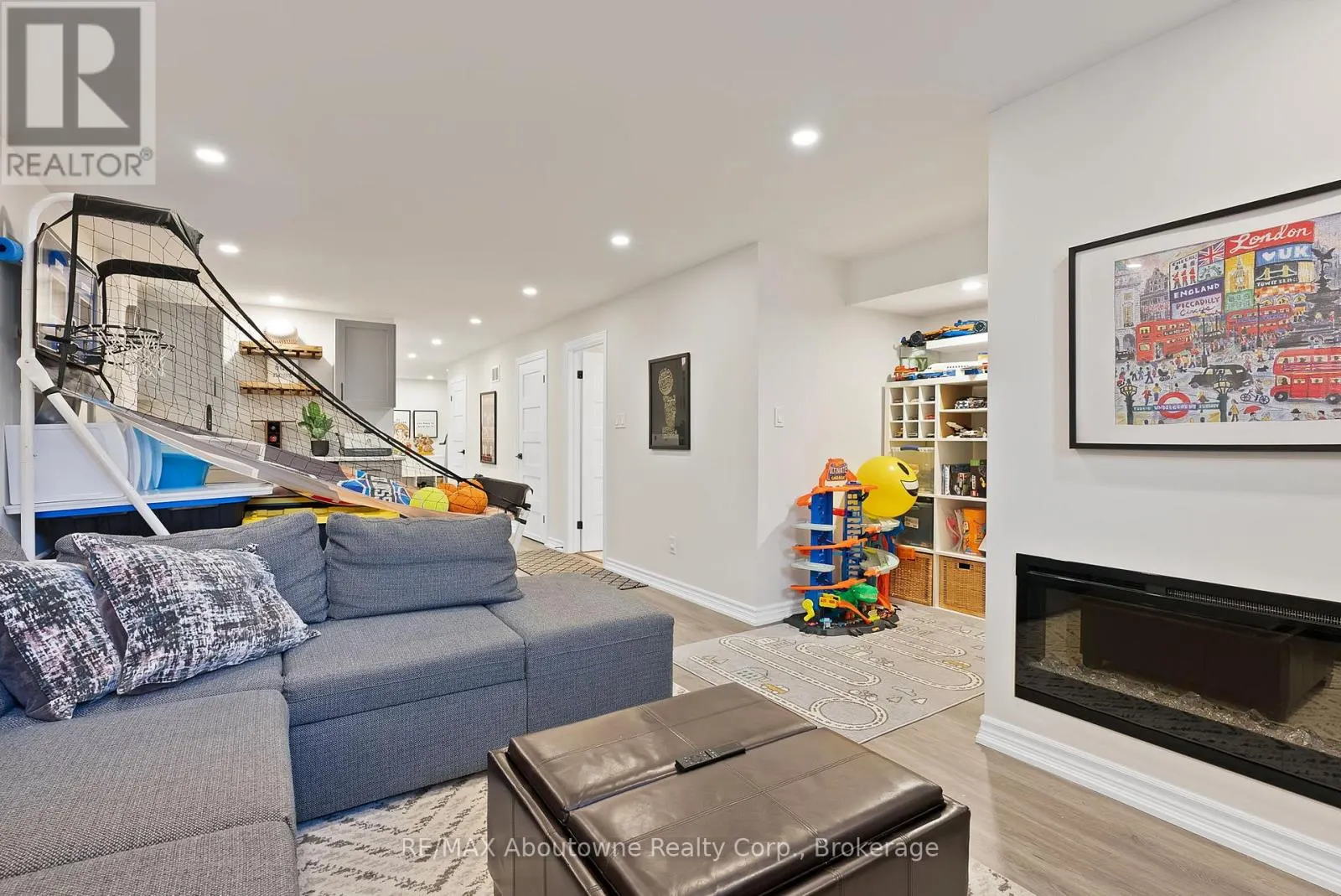 2599 CASTLE HILL CRESCENT