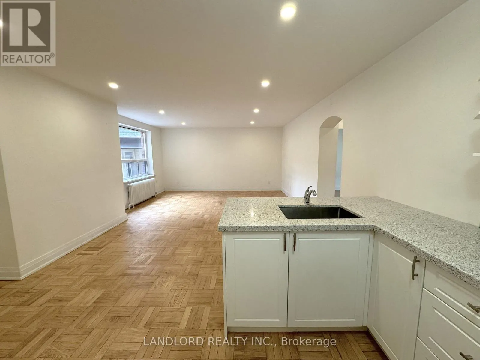 4 - 2696 LAKE SHORE BOULEVARD W