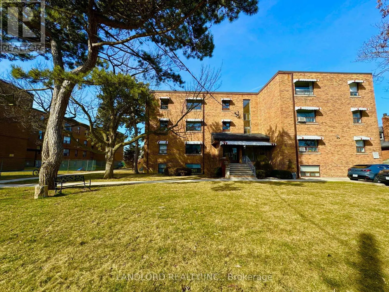 4 - 2696 LAKE SHORE BOULEVARD W