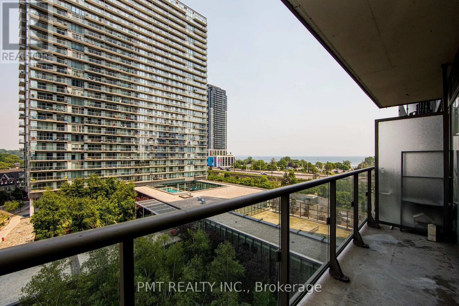 612 - 105 THE QUEENSWAY