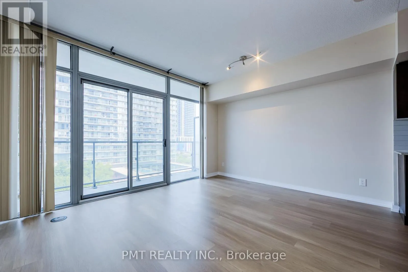 612 - 105 THE QUEENSWAY