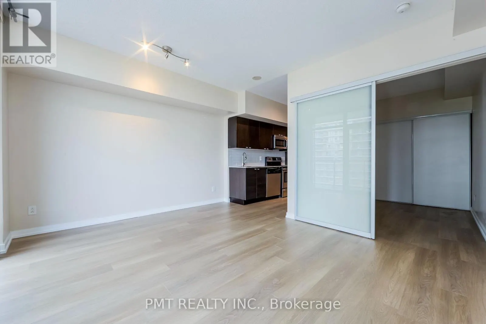 612 - 105 THE QUEENSWAY