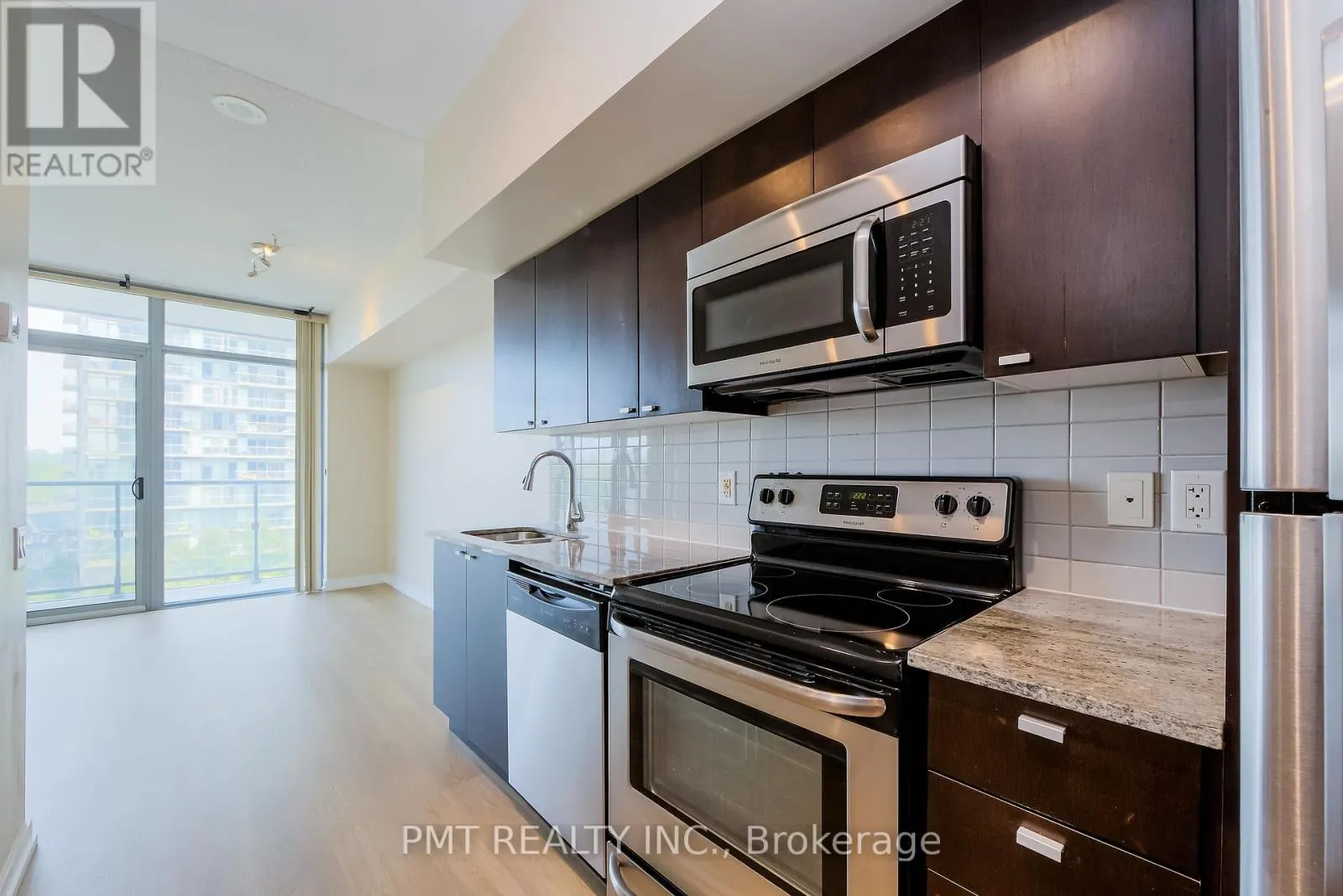 612 - 105 THE QUEENSWAY