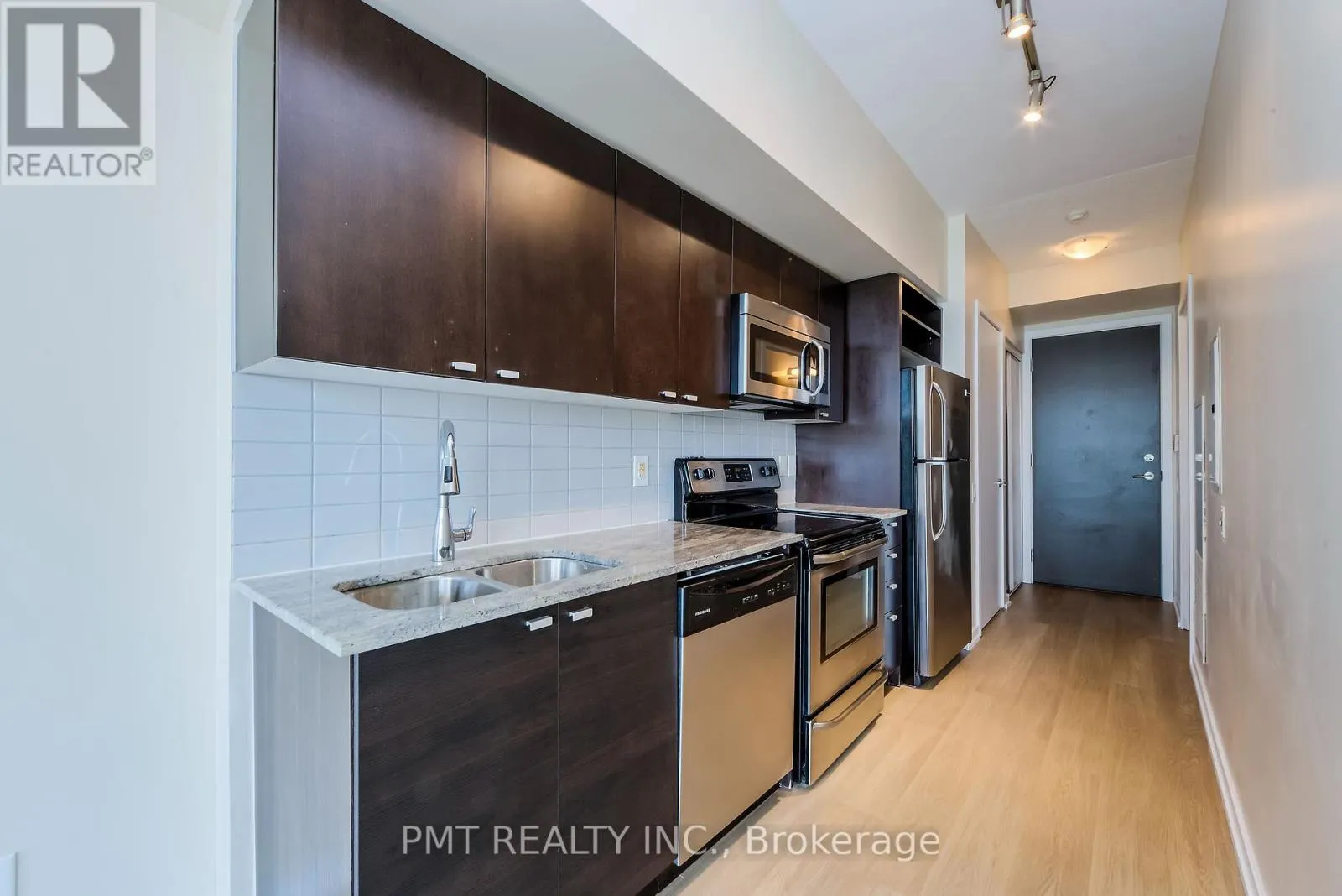 612 - 105 THE QUEENSWAY