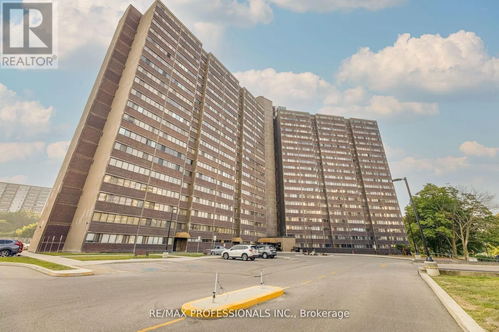 907 - 11 WINCOTT DRIVE