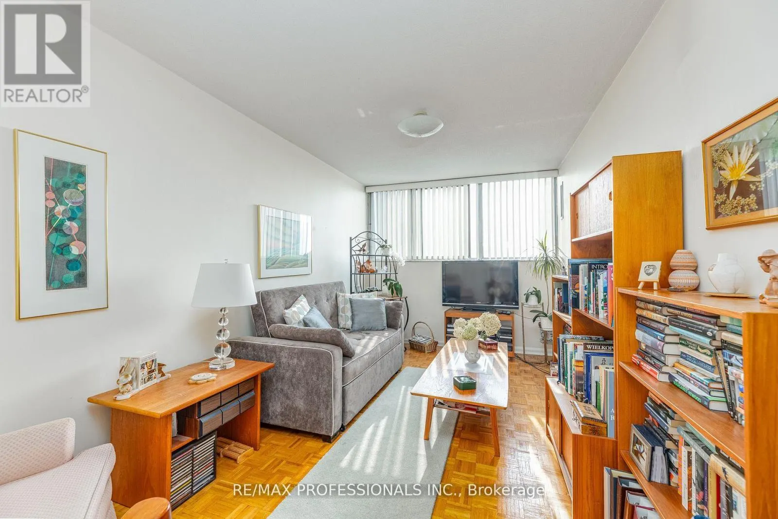 907 - 11 WINCOTT DRIVE